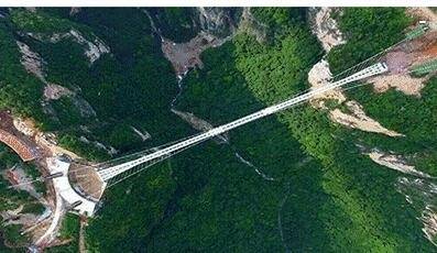 340米的玻璃栈道竟然没有护栏 这样的建筑太大