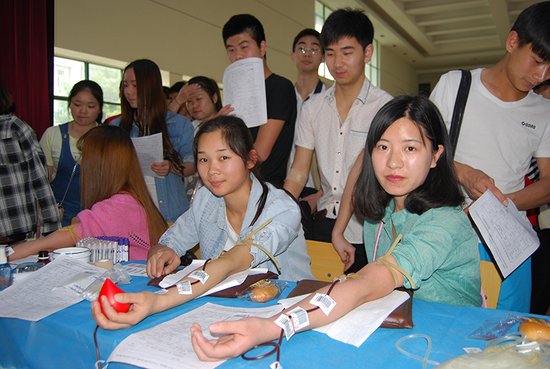 湖北职院400余名大学生集体献血谱写青春赞歌