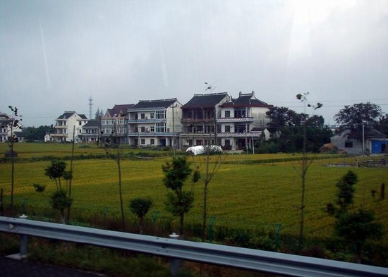 中国农村也有这样房子 丝毫不比美国差