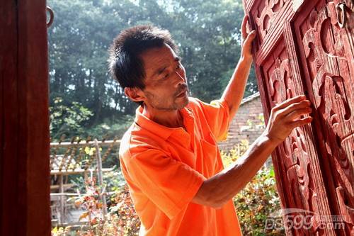 歙县绍濂乡小溪村村民释亦农子承父业守省保