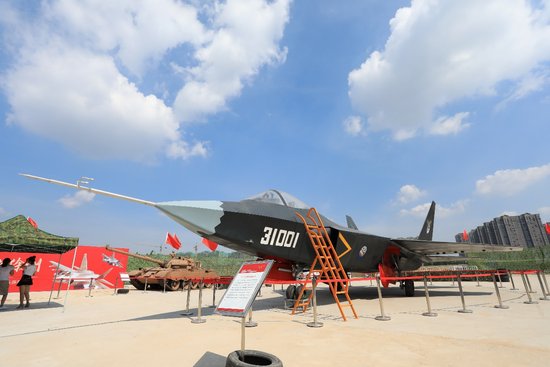 徐州珑湾爱国主义教育暨国防兵器展隆重启幕