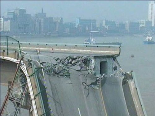 2007年6月15日,一艘大型运沙船撞向广东九江大桥桥墩,造成百多米桥面