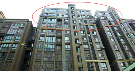 露台盖违建外表与原建一样 居民担心安全问题