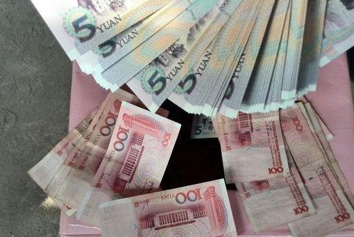 河南信阳一房企搞宣传狂撒10万现金 过半被风