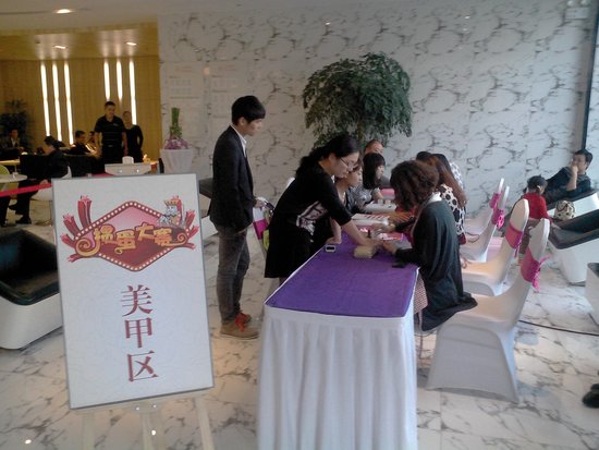 香苑西园:为了iphone6,他们也是蛮拼的_频道-盐