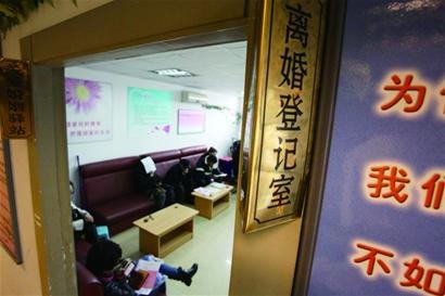 不起房岳母以死相逼 小俩口手牵着手来<em>离婚</em> - 