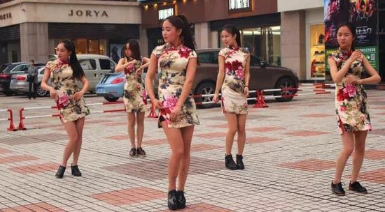 旗袍美女舞动扬州街头,风姿绰约引全城围观