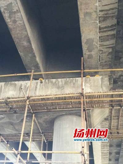 328国道京杭运河大桥支座更换 千斤顶顶起30