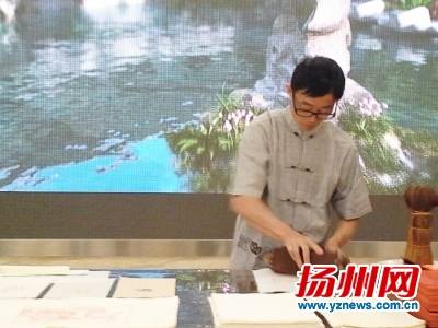 扬州汉代文物引关注扬州雕版印刷作品赠国际友