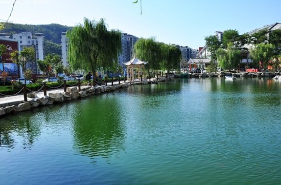 磁山温泉小镇与张学良基金会、中国大爱城签约