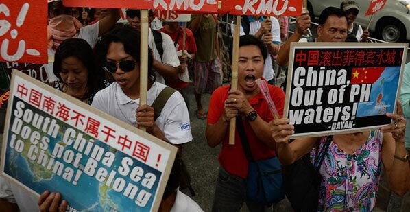菲方部分人民举牌 菲方部分人民举牌