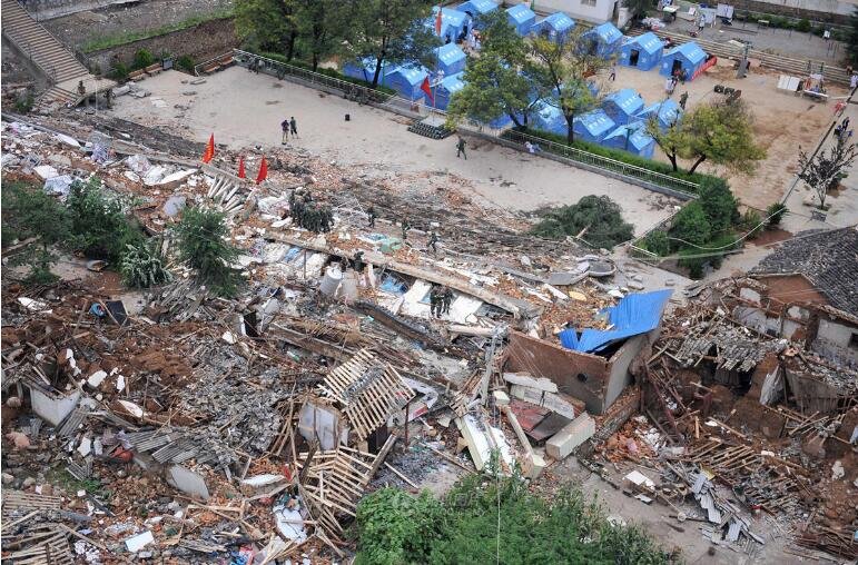 地震中受损倒塌的房屋 地震中受损倒塌的房屋