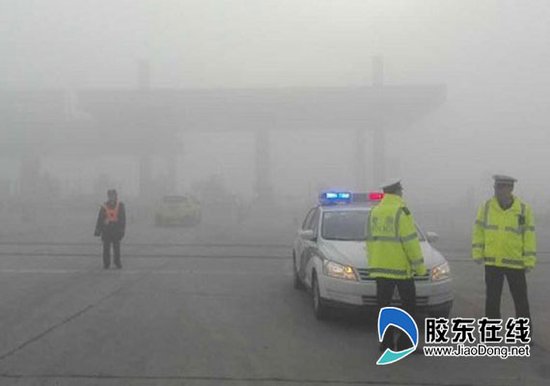 今晨雾锁烟城 烟台高速启动恶劣天气预案(图)_