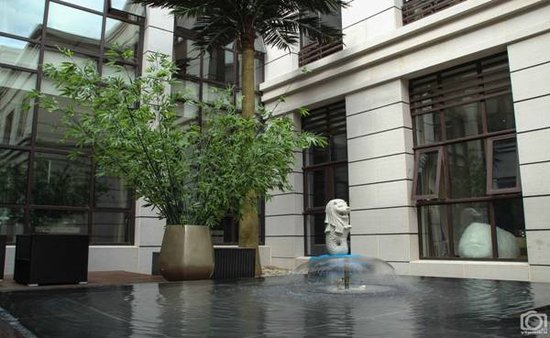 实景拍摄(办公楼一层,企业专属的水景小品)