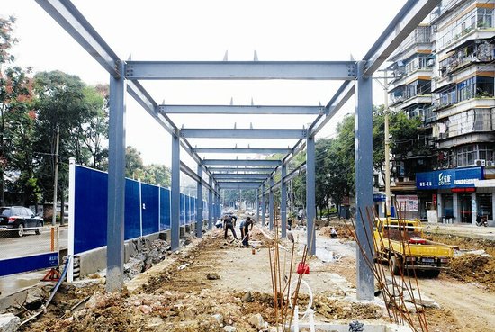 宜昌BRT公交站台正铺设电线水管 项目逐步成