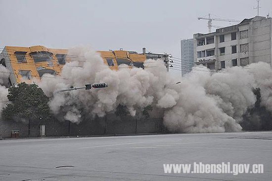 恩施市教育局原办公楼成功定向爆破拆除