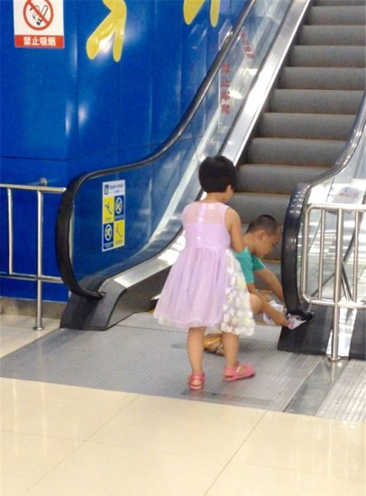 小孩无人看管 商场扶梯上玩闹_频道-永州