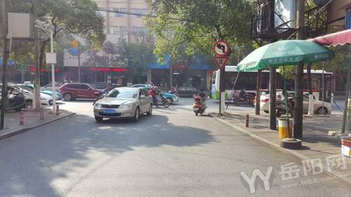 岳阳市工农路与五里牌路交叉路口禁左拐 违者