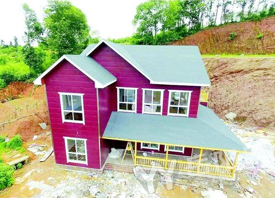 不用一块砖头,能建造房子么?答案是肯定的。 在工厂车间里铸造出一条条成型钢材,并标上序列号,在施工现场只需要将这些钢材料按照顺序拼接、组合,整个建筑建造不需要一块砖头,就像是在搭积木。目前,一种只需像搭积木般拼装的新型建房方式在经开区农村出现。 追求田园生活两个月建好一栋别墅 5月20日,在经开区西塘镇群贤村的山沟里,一栋欧式风格的三层别墅格外引人注目,黄褐的仿木质外墙,拱起的深红色屋顶,实木做的格子窗棂,色彩简洁、明快,造型新颖、别致,还以为到了某个旅游度假村。 走进别墅,里面别有洞天:一楼是车库兼