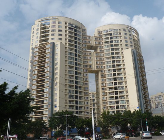 苏州秋裤楼暴火 看玉溪各种稀奇古怪楼房