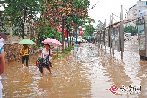 云南发布暴雨预警:昆明阵雨 多地雨量超50毫米