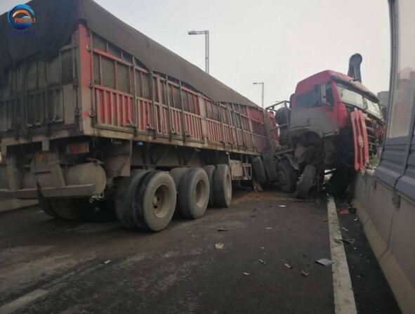 郑州京广路发生车祸 半挂车卡在匝道口副驾驶身亡