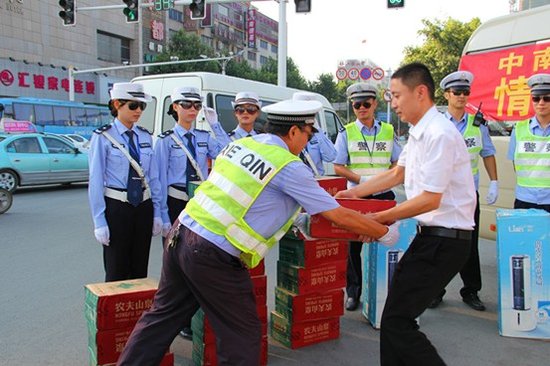 情系交巡警 中南世纪城酷暑送清凉_频道-镇江