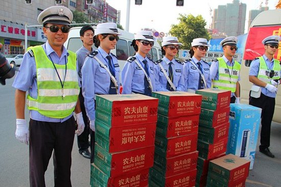 情系交巡警 中南世纪城酷暑送清凉_频道-镇江