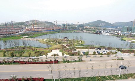白龙湖公园位于南山风景区西侧,东临枣林路,西至檀山路,南至凤凰山路