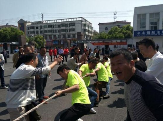 镇江新城吾悦广场辛丰镇第三届拔河比赛圆满举