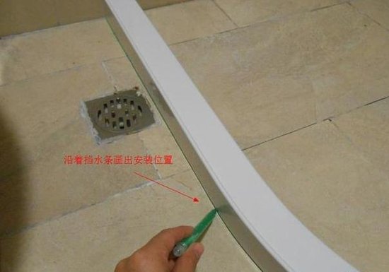 要想浴室不会溅水,只需安装挡水条,半小时搞定!