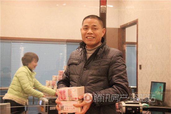 资阳博邦.紫韵东城600万现金为农民工发放工资