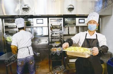 温州商人花两千万发明炒菜机器 快餐店不配厨师