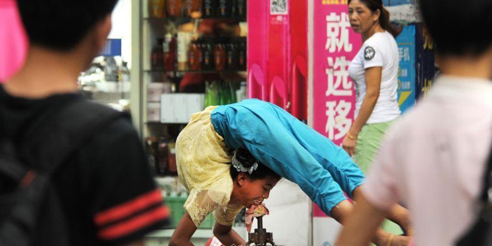 杂技小女孩38℃高温下街头卖艺