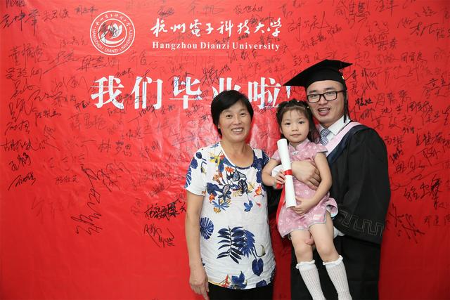 这些毕业生在杭州拍了一组最热辣的毕业照!