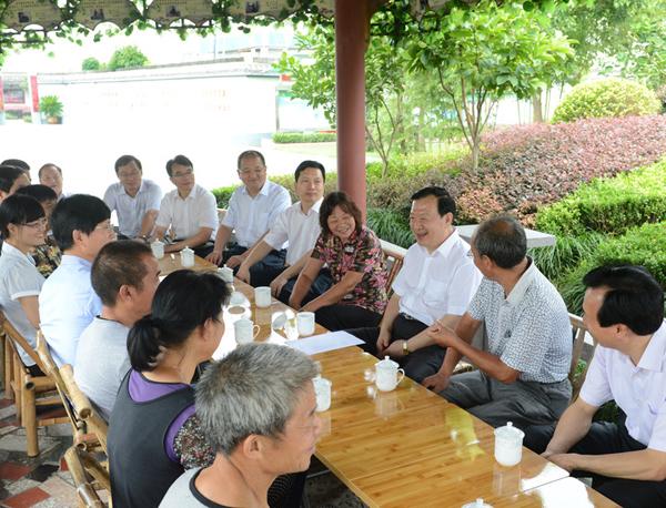 省委书记夏宝龙来到上虞区崧厦镇祝温村,了解村庄建设治理情况.