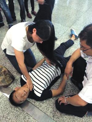 小伙突然病倒 <em>美女</em>医生现场<em>抢救</em> 绍兴生活网-资