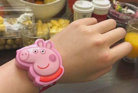 抖音变带货神器 一个月卖出14000只佩奇手表