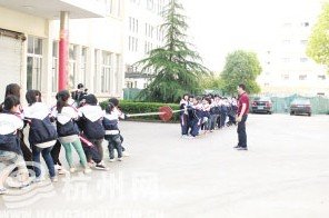 金华一校长带两块铁板让学生拔河 感受大气压