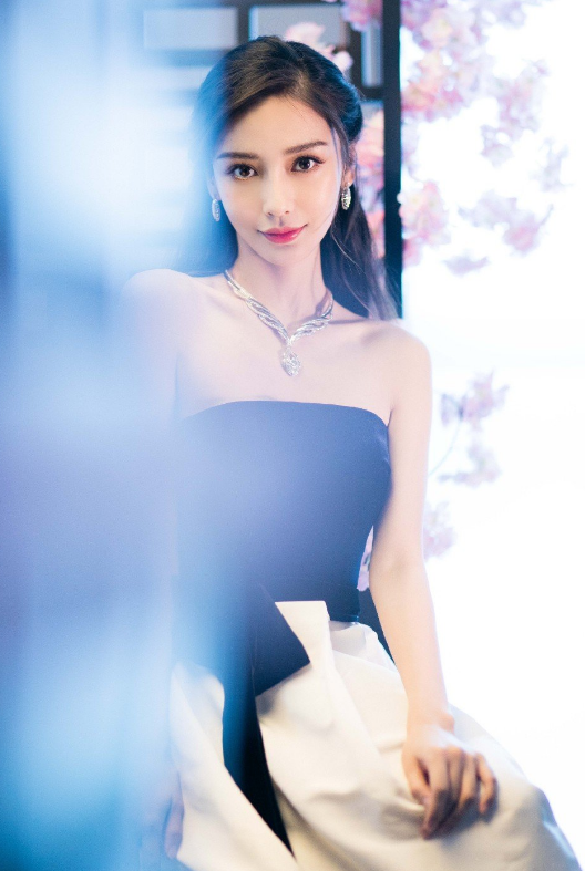 杨颖穿深蓝色丝绒抹胸礼服 长裙配半扎卷发精致奢华