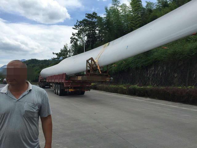 30米长风力发电机叶片 大摇大摆在衢州上高速
