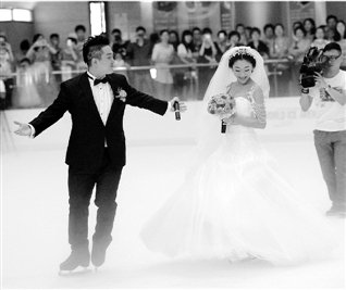 杭州新人举办冰上婚礼 费用过万且要有滑冰基