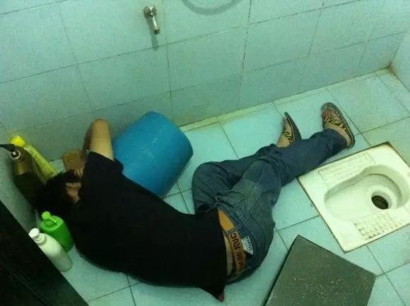 小伙生日醉倒厕所不省人事 老板找同伴无人回应