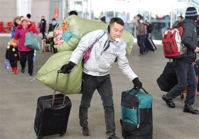 "有钱没钱回家过年",旅客们提着大包小包,装满对家的问候.