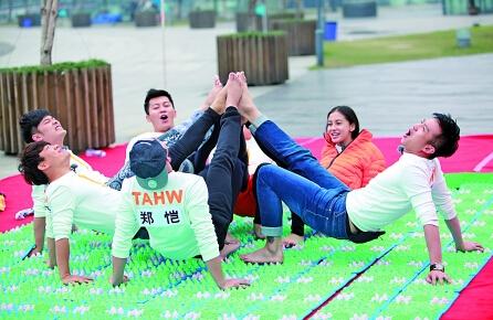 小伙连看三期《奔跑吧,兄弟》 把肺笑破了