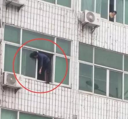 龙港一女子腹中胎儿流产 男友伤心过度欲跳楼