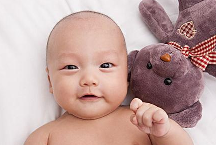 宝宝爱笑好处多 逗笑方法赶快学起来