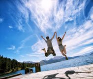 姑娘把<em>头发染</em>成了酒红色 褪色染<em>红了</em>床单和衬