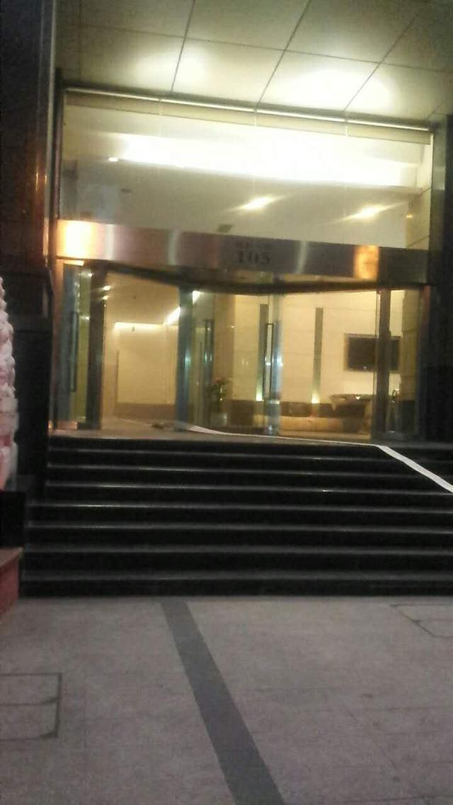 突发!杭州闹市一大厦突发火灾