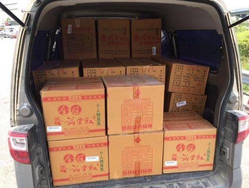 温州一面包车装了37箱烟花爆竹 像移动炸弹